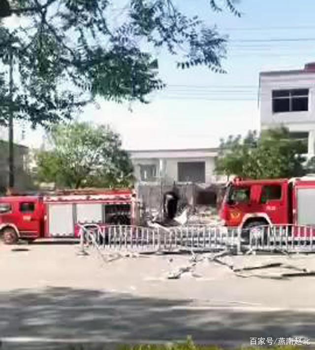爆炸事件@河北博野发生爆炸已致1人死亡,现场一些房屋构件被震飞到马路上