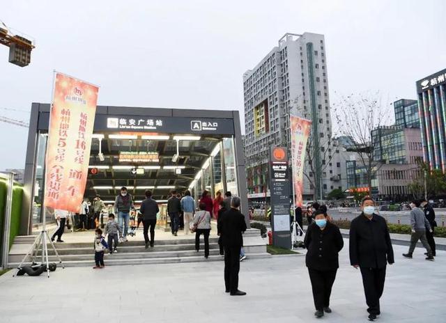 杭州地铁■杭州地铁16号线开通 市民争相体验：感到很骄傲