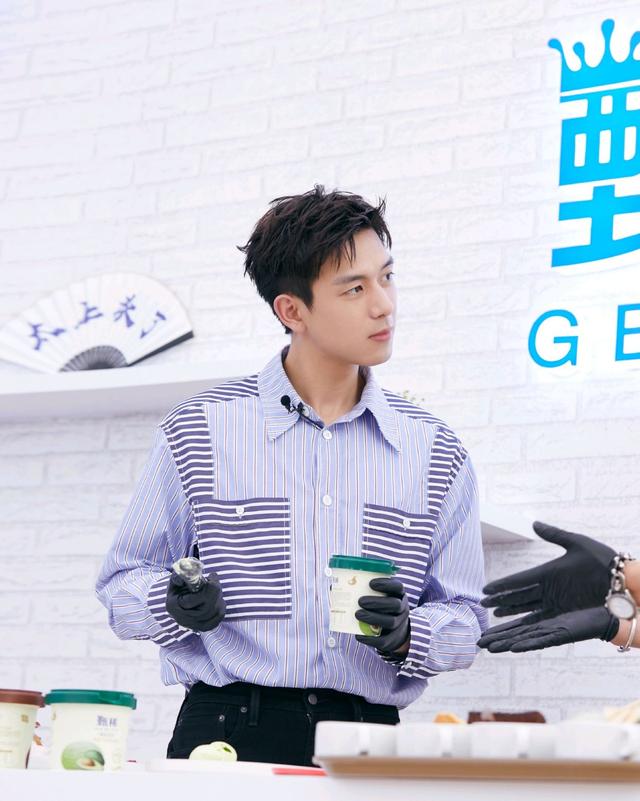 男友■新一代“梗王”！李现反应神速，“淡黄的长裙”直接接“火红的裤衩”