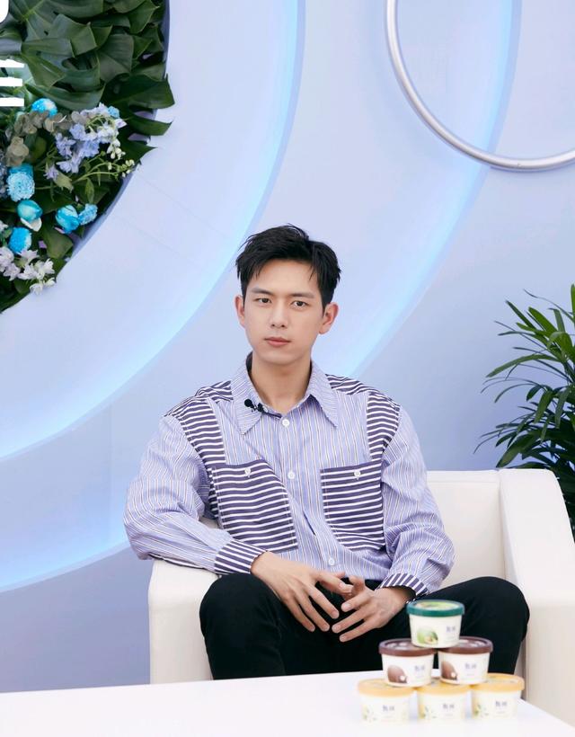 男友■新一代“梗王”！李现反应神速，“淡黄的长裙”直接接“火红的裤衩”