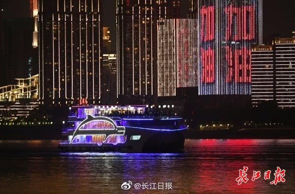 复航：武汉两江游船复航 游客：今天看长江，更美了！