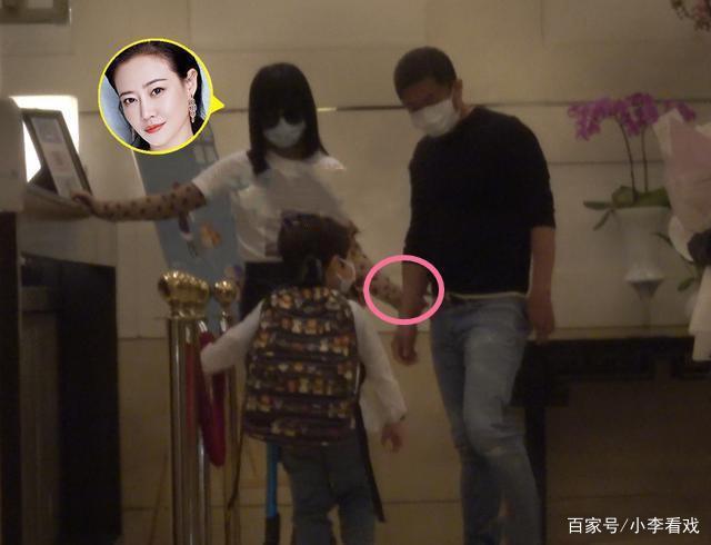 『1983年』举止亲密!神秘男士及小男孩接机,谭卓疑似隐婚生子