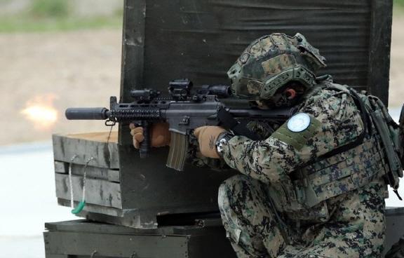 『韩国陆军』韩国女子球场大叫一声后倒地不起，竟被子弹＂爆头＂