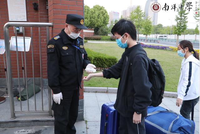 『高三学子』上海高三初三开学 来看看16区的现场图吧！