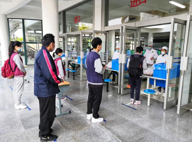 『高三学子』上海高三初三开学 来看看16区的现场图吧!