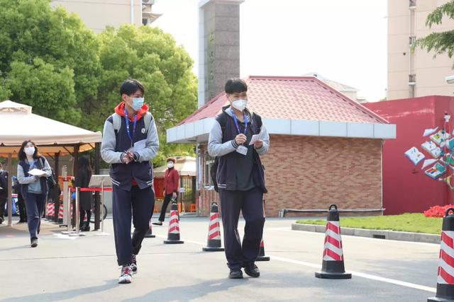 『高三学子』上海高三初三开学 来看看16区的现场图吧！