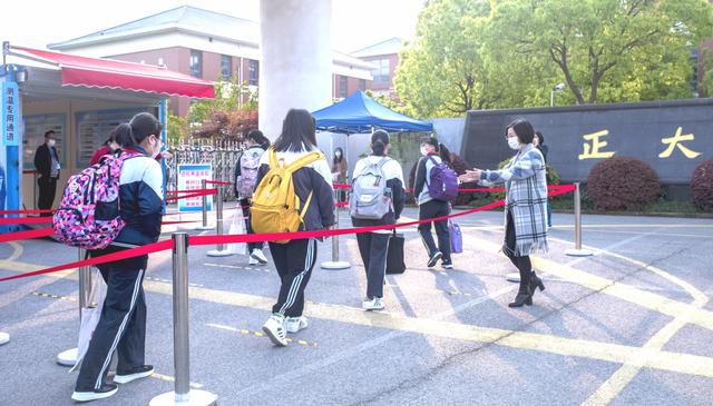 『高三学子』上海高三初三开学 来看看16区的现场图吧！
