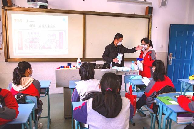 『高三学子』上海高三初三开学 来看看16区的现场图吧！