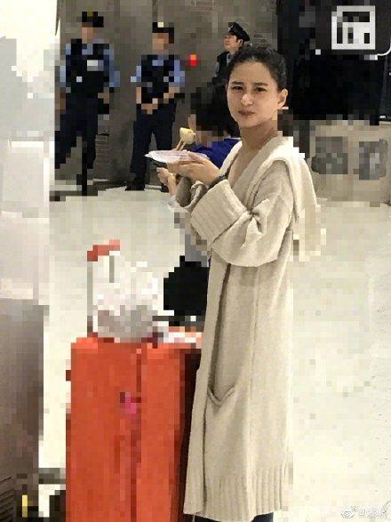 「窦骁」太甜蜜了！公开恋情一周年，窦骁深夜晒与何超莲合照