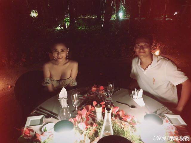 「窦骁」太甜蜜了！公开恋情一周年，窦骁深夜晒与何超莲合照