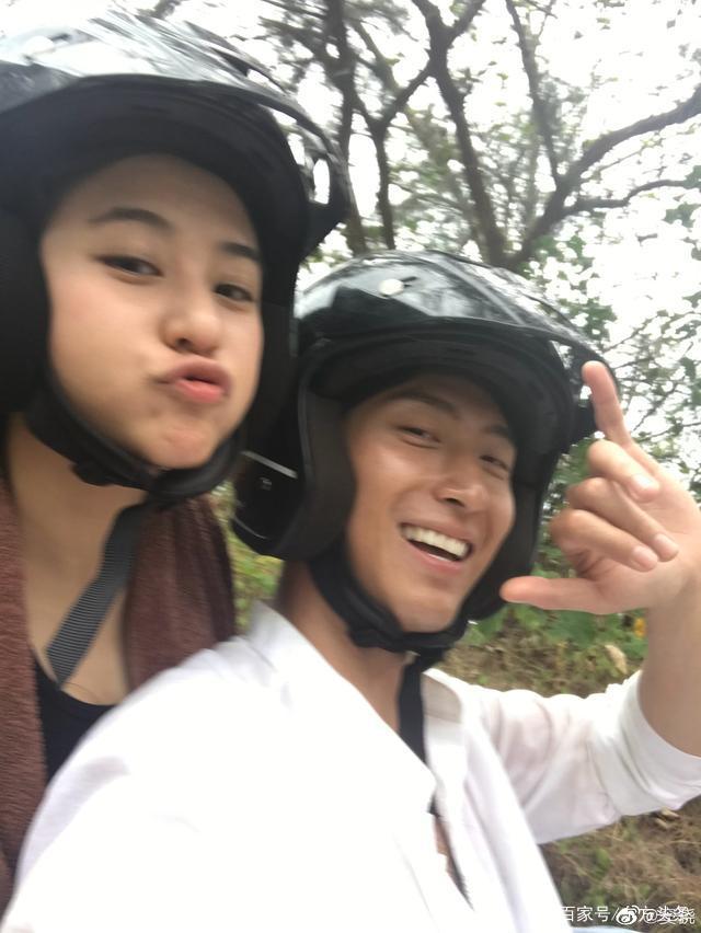 「窦骁」太甜蜜了！公开恋情一周年，窦骁深夜晒与何超莲合照