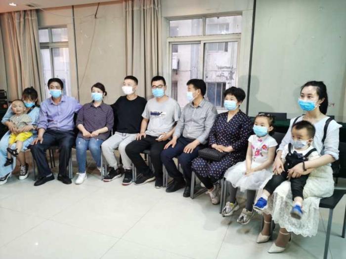 认亲■错换人生28年的两家人跨省认亲，两个家庭都希望筹钱治病
