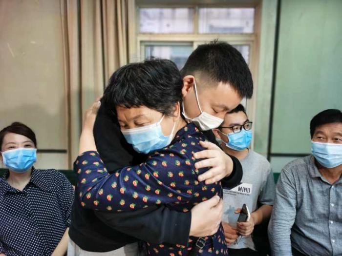 认亲■错换人生28年的两家人跨省认亲，两个家庭都希望筹钱治病