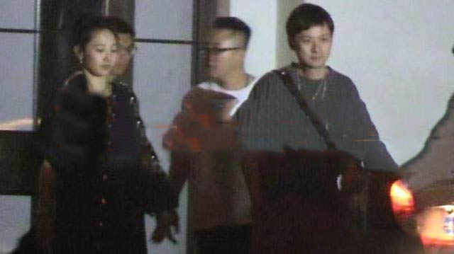 #恋情#白百何疑似新恋情 带儿子约会神秘男 三人互动画面温馨