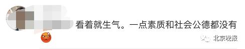 【莽子】4人公园捕网红鲤鱼被拘 市民喂养十几年 网友愤怒