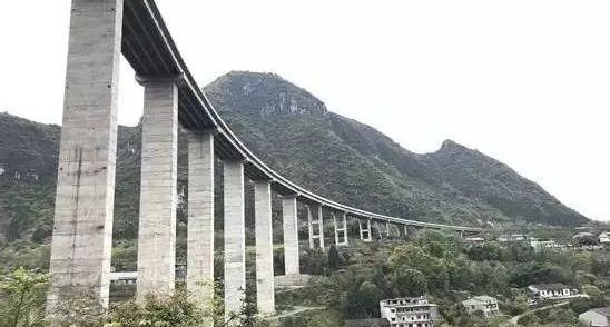 #张家界旅游#张家界旅游前董事长邢大公路坠亡,暂无证据证实他杀