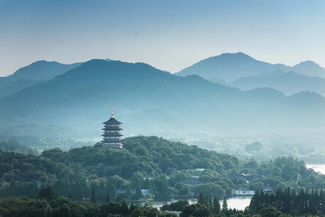 「冰雹」长沙暴雨上热搜 市民：我感觉这栋楼都要被刮走了！