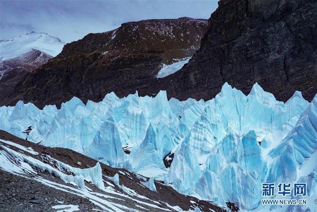 绒布冰川：壮观的珠峰冰川 网友：被大自然的鬼斧神工震撼