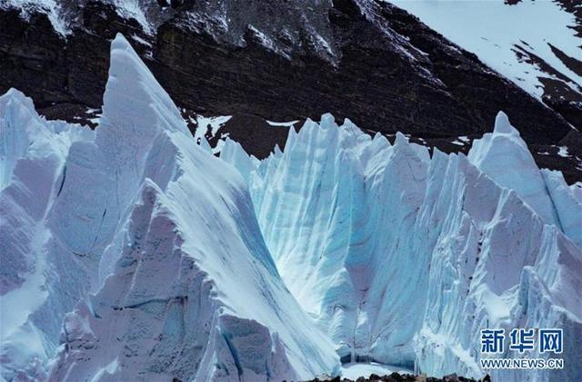 绒布冰川：壮观的珠峰冰川 网友：被大自然的鬼斧神工震撼