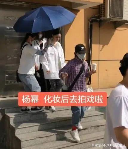 『视频』杨幂黑脸扔伞 网友吐槽:打手机后又开始丢伞了?