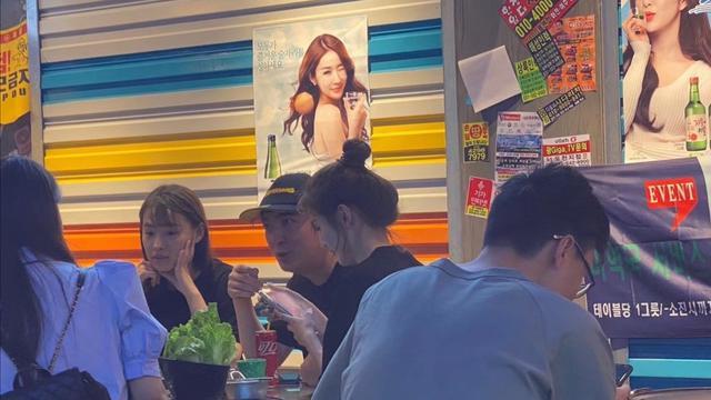 女方@又是网红！王思聪新女友甜仇曝光，亲自喂食男友力爆棚