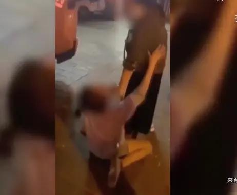 @女子跪地大哭求人还钱“我借你60万，你还我50万就行”