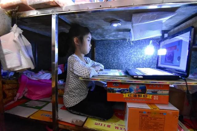 「」这个7岁小女孩刷屏了！网友：案板上是生活，案板下是未来