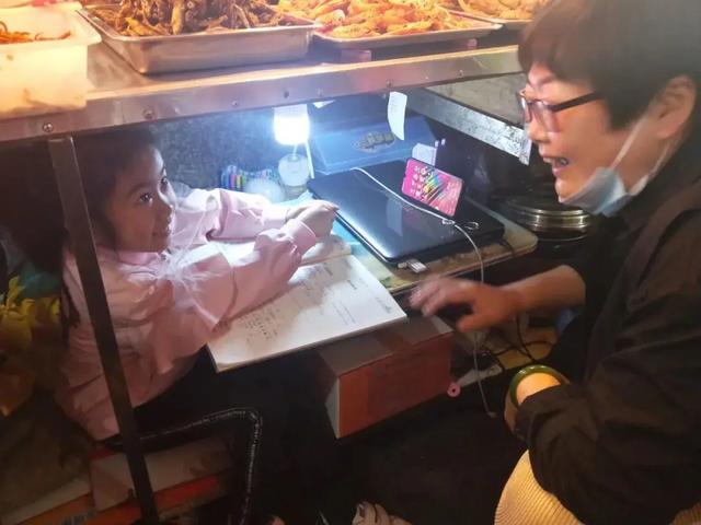 「」这个7岁小女孩刷屏了！网友：案板上是生活，案板下是未来