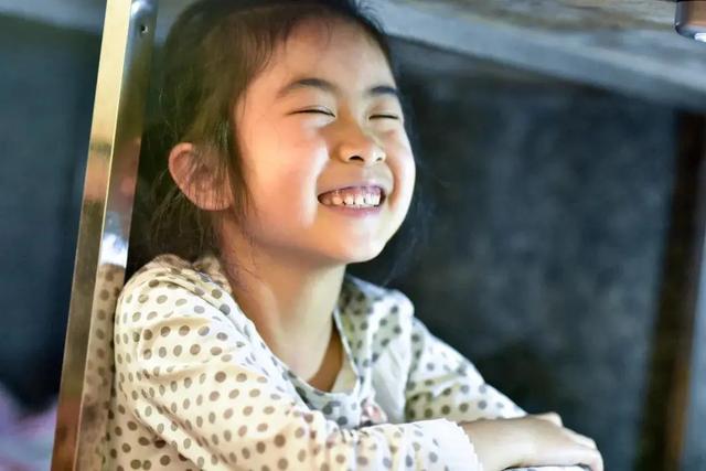「」这个7岁小女孩刷屏了！网友：案板上是生活，案板下是未来