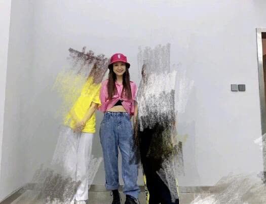 张萌：节目组怂了？张萌回应“姐姐们不收手机吗”：本来是要收的，但你懂的