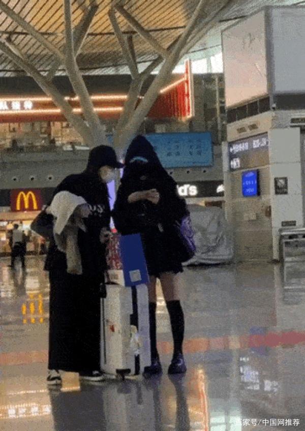 [女团]吴昕火车站练舞 网友调侃：这是练魔怔了吧