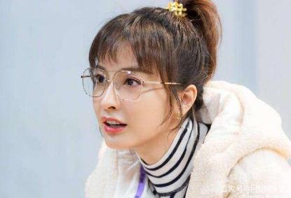 [女团]吴昕火车站练舞 网友调侃：这是练魔怔了吧