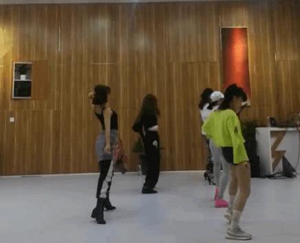 练舞@姐姐们太拼了！吴昕火车站练舞，网友惊叹吴昕的小粗腿变细了