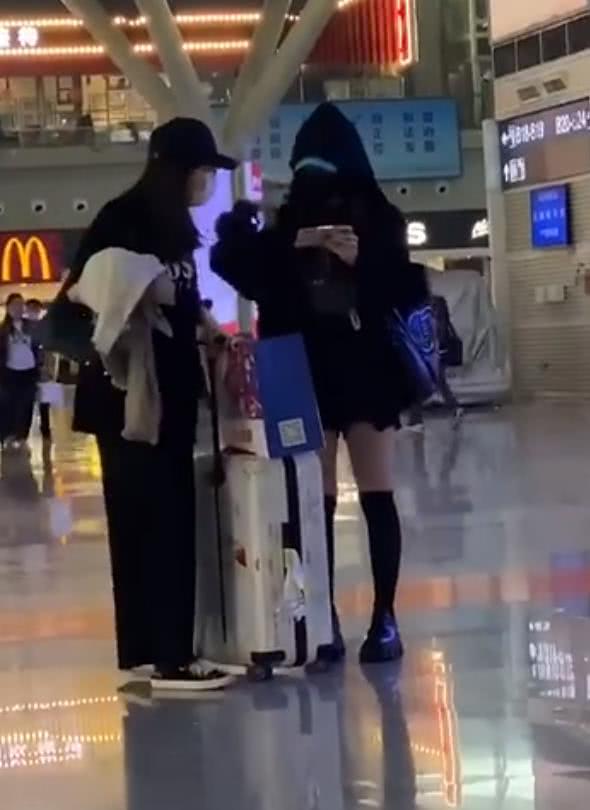 练舞@姐姐们太拼了！吴昕火车站练舞，网友惊叹吴昕的小粗腿变细了