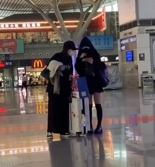 练舞@姐姐们太拼了！吴昕火车站练舞，网友惊叹吴昕的小粗腿变细了