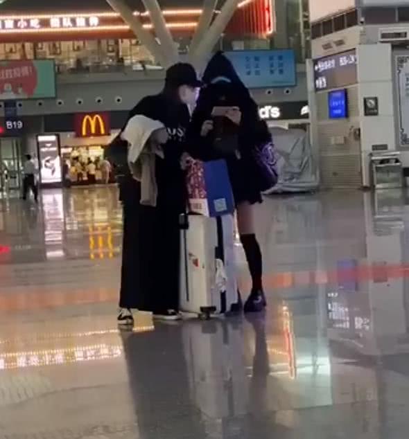 练舞@姐姐们太拼了！吴昕火车站练舞，网友惊叹吴昕的小粗腿变细了