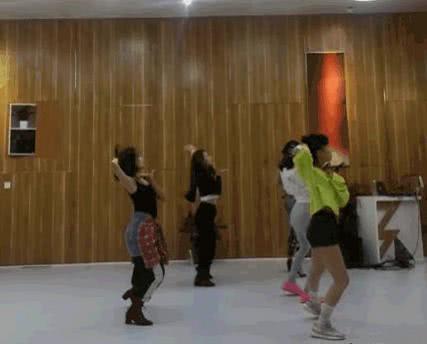 练舞@姐姐们太拼了！吴昕火车站练舞，网友惊叹吴昕的小粗腿变细了