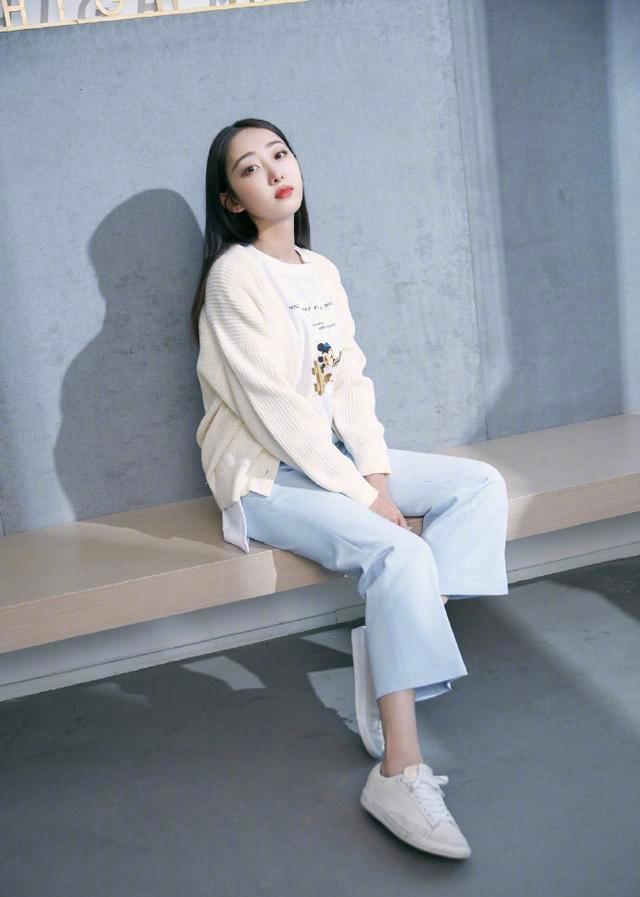 [蒋梦婕]好事将近？尹正被拍到带礼品前往蒋梦婕家，离官宣不远了？