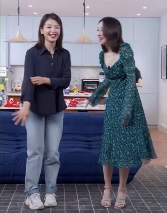 『女团』超级搞笑！刘敏涛在刘涛直播间跳女团舞，网友：请一定要参加《乘风破浪的姐姐》