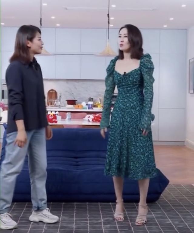 『女团』超级搞笑！刘敏涛在刘涛直播间跳女团舞，网友：请一定要参加《乘风破浪的姐姐》