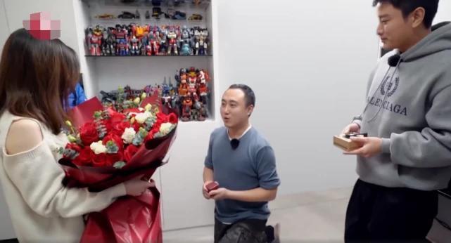 [鼻涕]心疼！贾乃亮目睹别人求婚掩面而泣，泪水鼻涕都流出来了