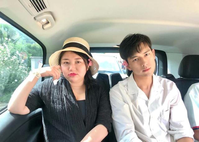 身材：肚子抢眼！杨天真穿鱼尾裙拍大片，裙身被撑得满是褶子