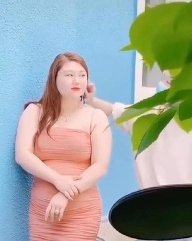 身材：肚子抢眼！杨天真穿鱼尾裙拍大片，裙身被撑得满是褶子