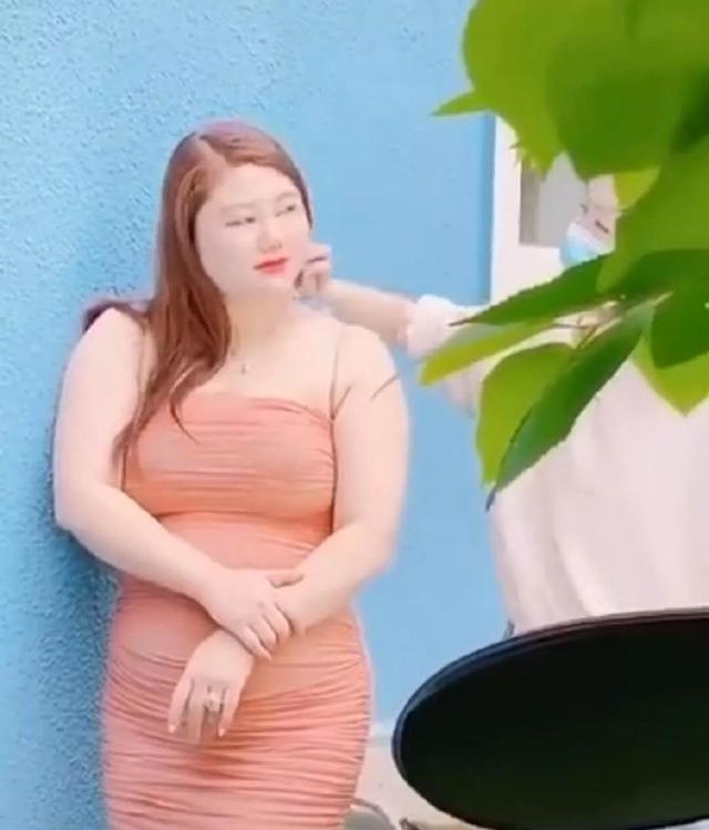 身材：肚子抢眼！杨天真穿鱼尾裙拍大片，裙身被撑得满是褶子