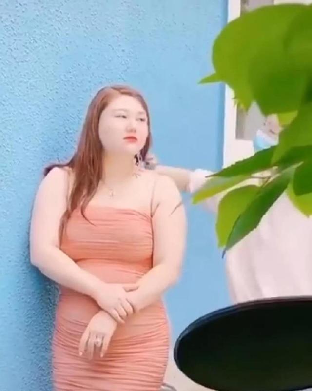 身材：肚子抢眼！杨天真穿鱼尾裙拍大片，裙身被撑得满是褶子