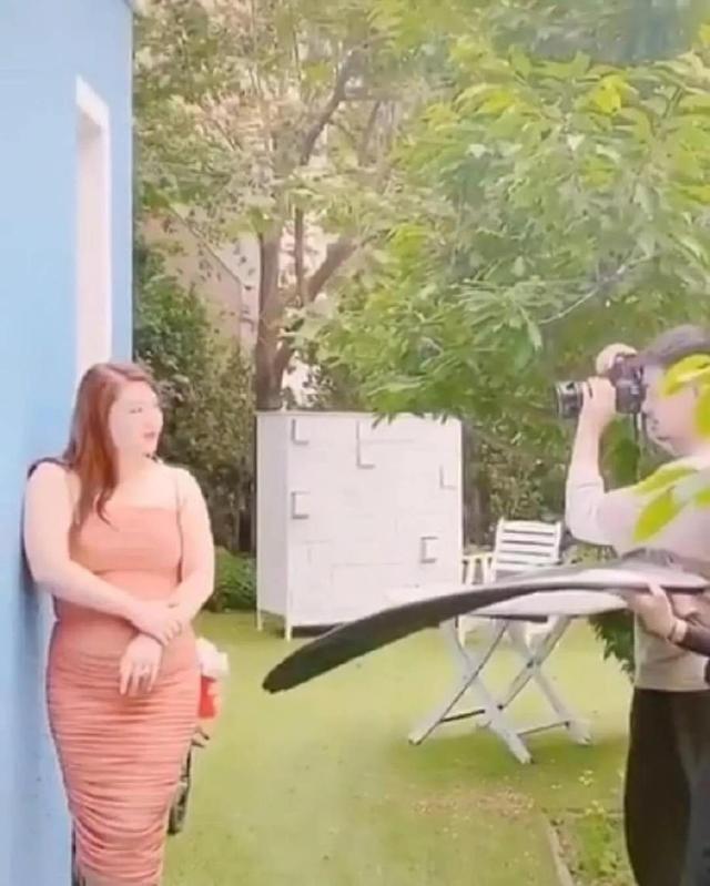 身材：肚子抢眼！杨天真穿鱼尾裙拍大片，裙身被撑得满是褶子