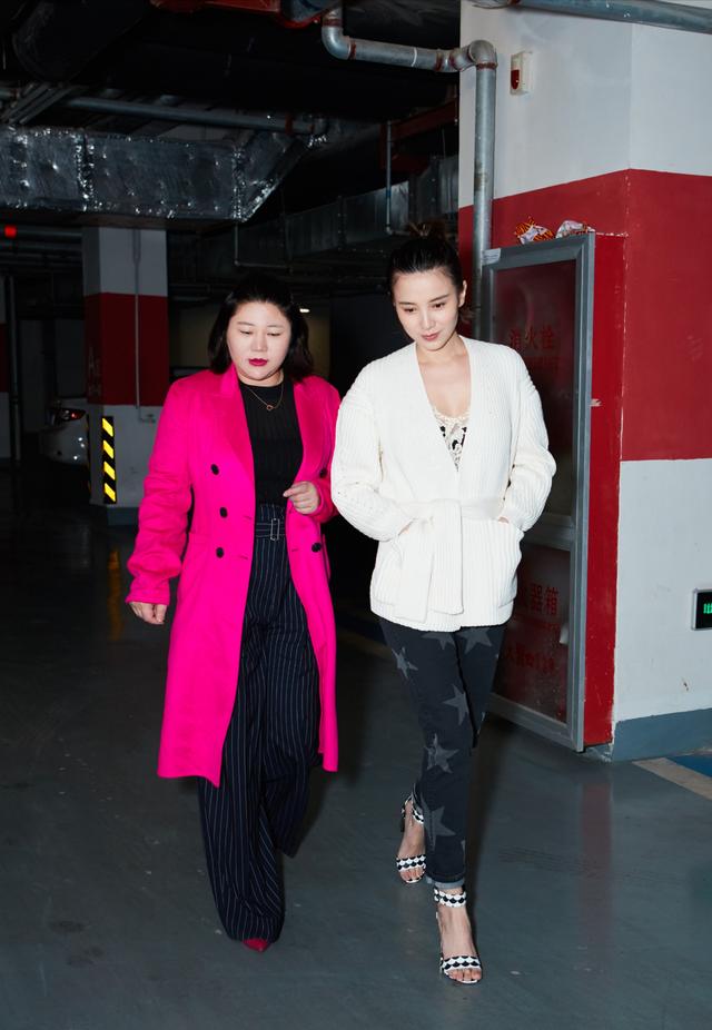 身材：肚子抢眼！杨天真穿鱼尾裙拍大片，裙身被撑得满是褶子