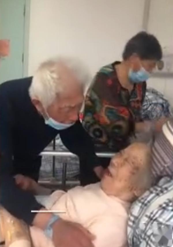 『网友』什么神仙爱情!97岁奶奶不肯吃药急哭99岁爷爷:如果不吃药就不理你了