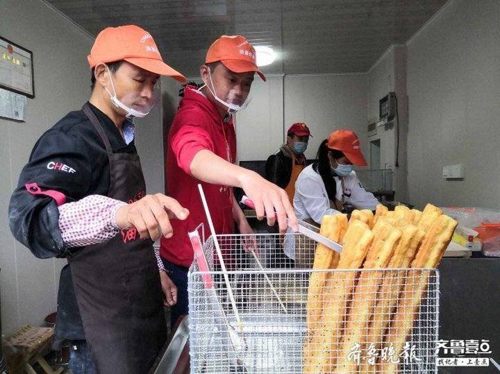 『90后』捐的钱总有花完的时候，山东90后小伙捐油条店帮男童治病