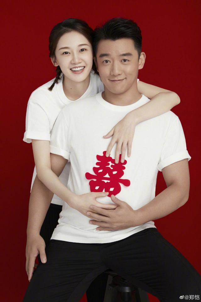 [肚子]521的大惊喜！郑恺苗苗晒结婚证，一个动作暗指苗苗已怀孕？